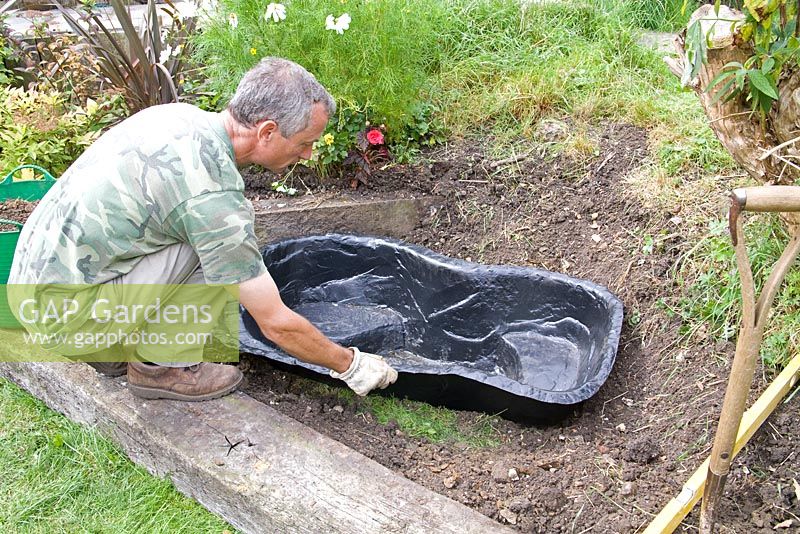 Projet d'étang de jardin - étape par étape - l'ensemble du sol est en cours de préparation pour le moule