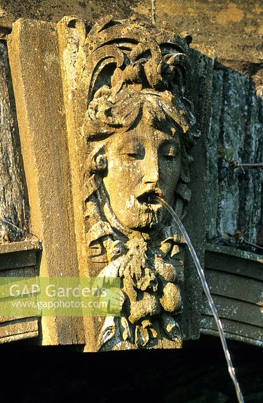 Masque de jaillissement de l'est Rill à Hestercombe Gardens, Cheddon Fitzpaine, Somerset, UK. Conçu par Edwin Lutyens et Gertrude Jekyll. Jardin historique de catégorie 1.