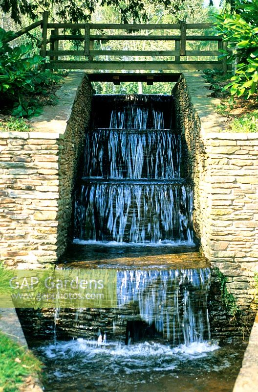 Box Pond Cascade à Hestercombe Gardens, Cheddon Fitzpaine, Somerset, Royaume-Uni. Conçu par Edwin Lutyens et Gertrude Jekyll. Jardin historique de catégorie 1.