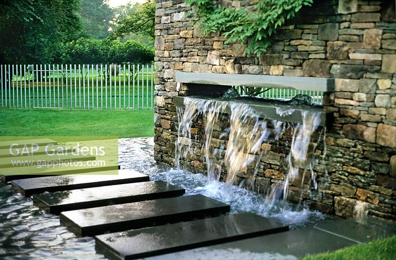 La fontaine de la piscine réfléchissante, des tremplins et une clôture métallique incurvée - Hither Lane, Long Island, USA