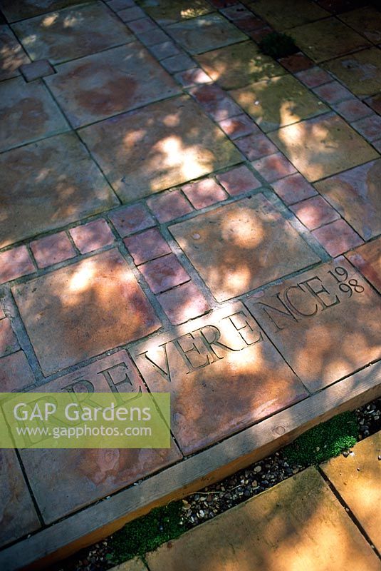 Patio de tuiles et de briques - Après la rénovation d'un jardin Brixton pour Channel 4 Garden Doctors