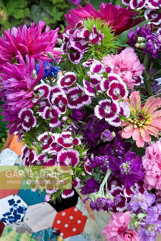 Fleurs d'été coupées colorées en seau sur nappe patchwork - Dahlias, Zinnias, Mattiola incana, Nigella, Dianthus barbartus