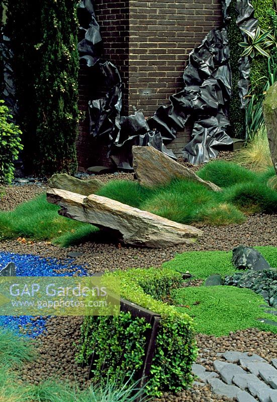 'Helter Skelter 'garden conçu par Tony Heywood. Le Hyde Park Estate, Paddington, Londres. Mai