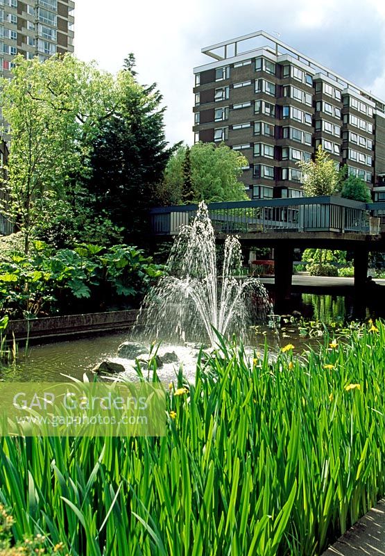 Fontaine dans la piscine du jardin d'eau. Le Hyde Park Estate, Paddington, Londres. Mai