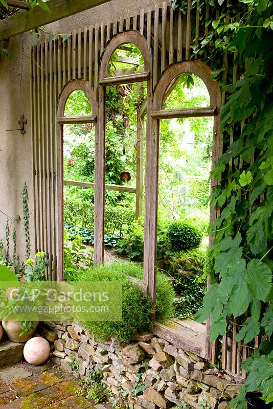 Cadres de fenêtre recyclés utilisés comme élément de jardin