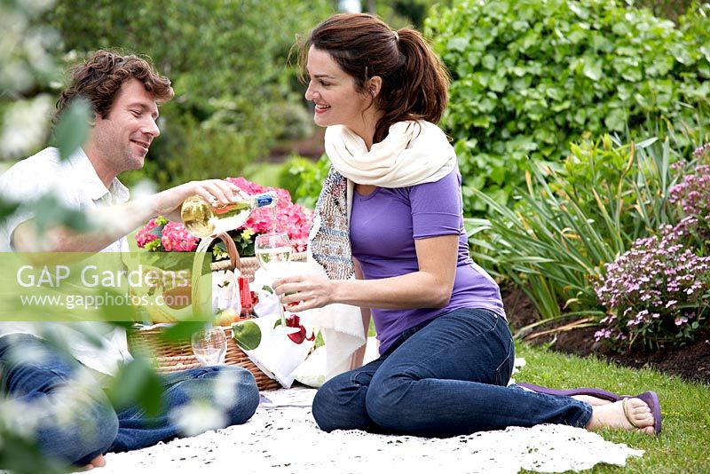 Couple, apprécier, pique-nique, jardin