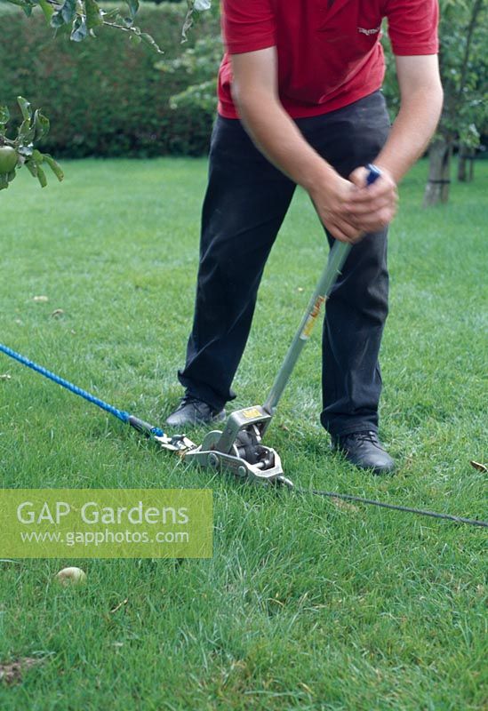 Utilisation d'un treuil. Étape 6. Sortez la plante avec soin en suivant les instructions de sécurité sur le treuil.