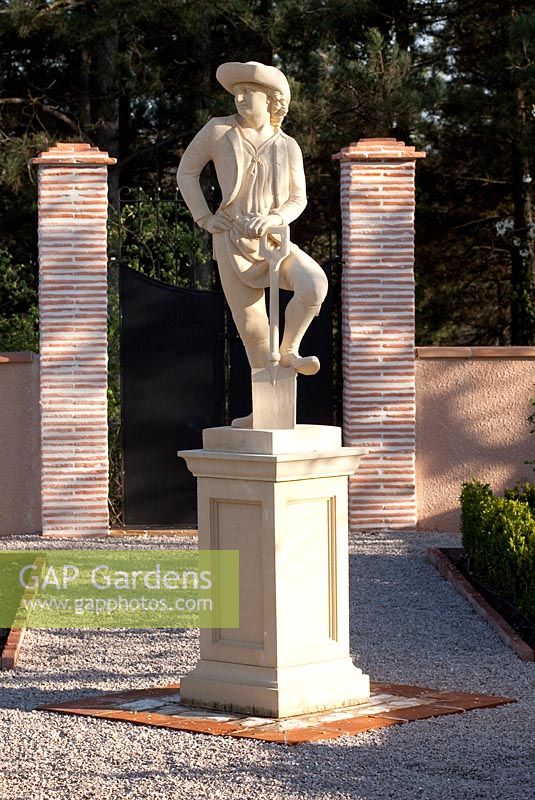Réplique statue de jardin du XVIIIe siècle d'un homme appuyé sur une bêche