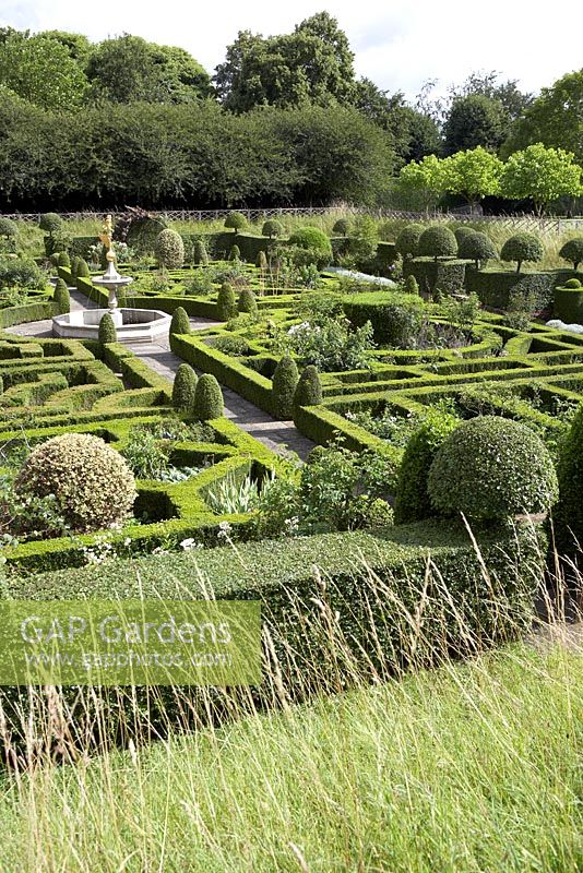 Le jardin de noeud en face de l'ancien palais à Hatfield House.