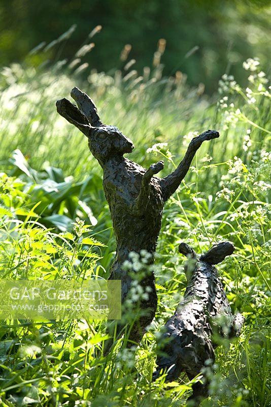 Sculptures de lièvre conçues par Rodney Munday à Hatfield House Garden, mai 2008, Royaume-Uni