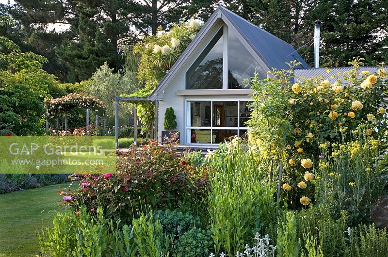 Parterres de plantes herbacées et vue de la maison - Breedenbroek, Nouvelle-Zélande