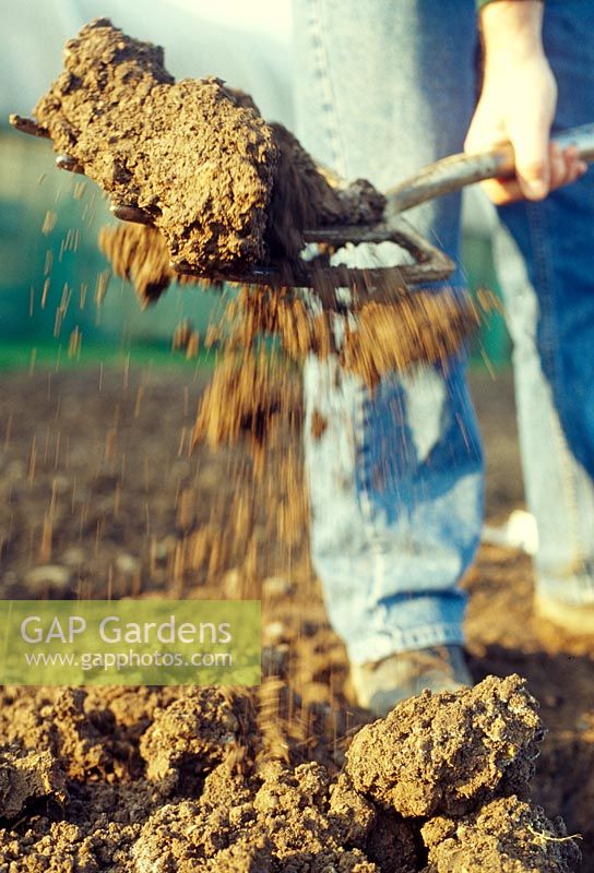 Réchauffement du sol. Cultivez le sol en le creusant pour laisser de gros morceaux ininterrompus. Cela créera de nombreuses poches dans le sol où l'air chaud peut être piégé.