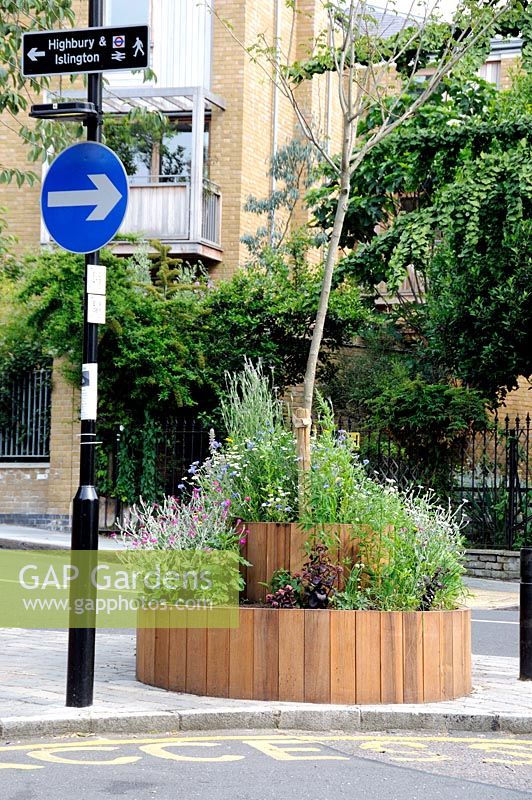 Jardinière de rue en bois intelligent utilisé dans le cadre d'un plan de fermeture de route, Highbury, London, England, UK