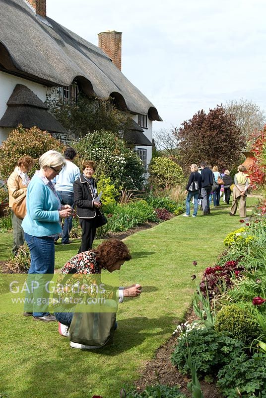 Visiteurs se promenant dans le jardin lors d'une journée portes ouvertes - Rushbrooke, Suffolk