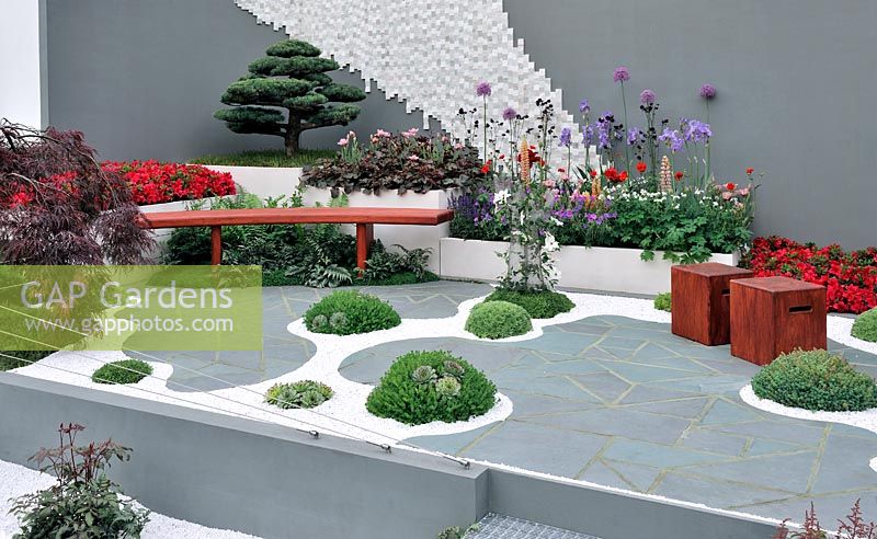 Jardin d'eau sèche contemporain, inspiré des jardins zen japonais qui représentent de beaux paysages de manière conceptuelle - The Waterless Garden, médaillé d'argent au RHS Chelsea Flower Show 2010