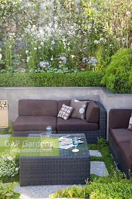 Terrasse en contrebas urbaine dans le jardin 'A Joy Forever', médaillée d'argent au RHS Chelsea Flower Show 2010