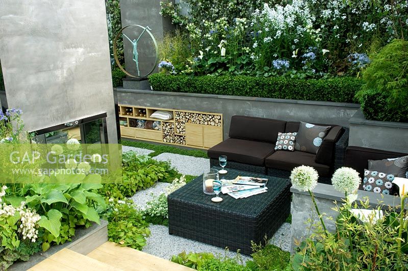 Terrasse urbaine engloutie dans le jardin 'A Joy Forever', médaillée d'argent au RHS Chelsea Flower Show 2010