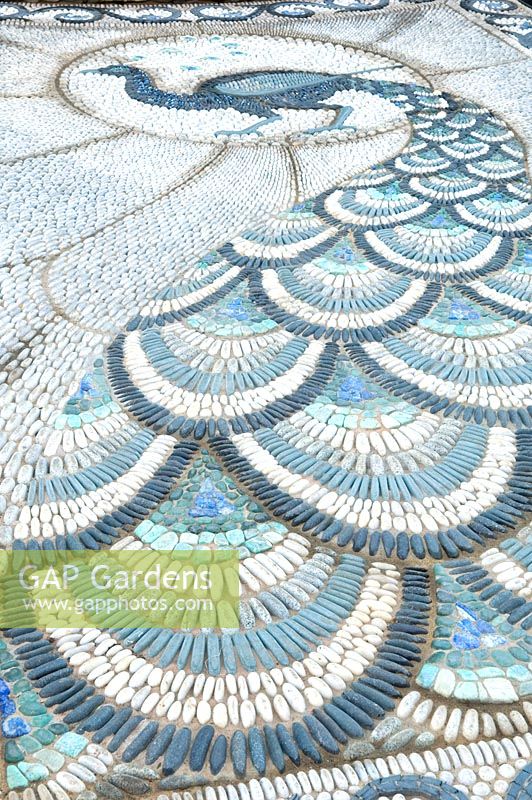 Mosaïque de paon par Maggy Howarth - The Victorian Aviary Garden, médaillée d'argent, RHS Chelsea Flower Show 2010