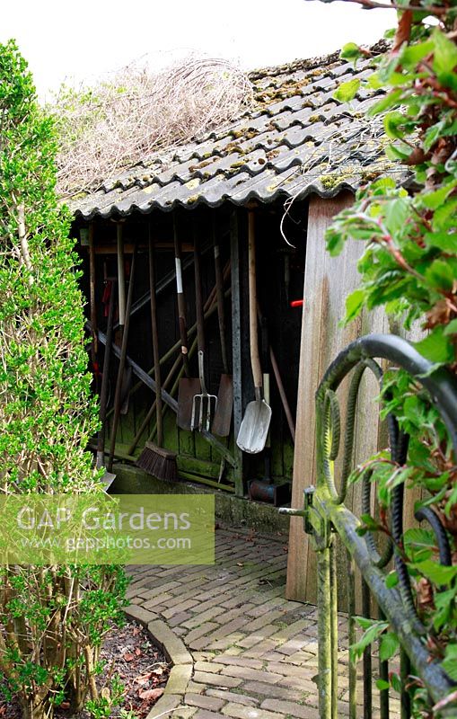 Outils de jardinage dans la remise. Jardin de printemps avec plantation de bulbes spéciaux - Jankslooster, Geke Rook, Hollande