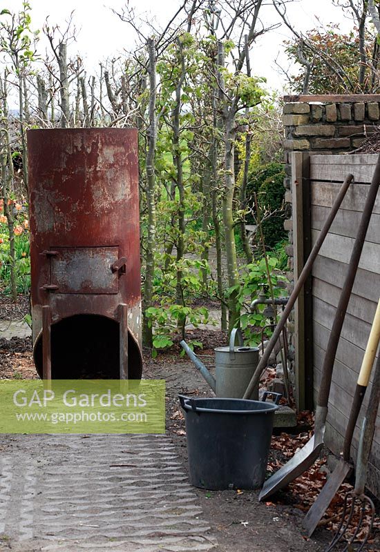 Zone de travail avec incinérateur. Jardin de printemps avec plantation de bulbes spéciaux - Jankslooster, Geke Rook, Hollande