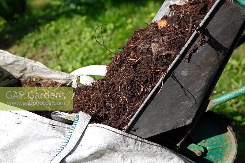 Faire du compost - Basculer les matériaux non pourris dans le sac du constructeur pour les convertir en compost