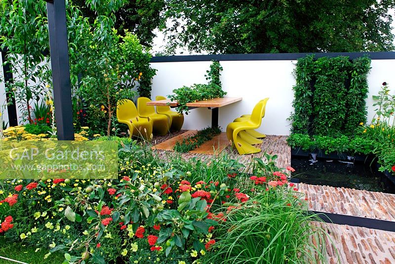 Table à manger d'extérieur plantée de fraises au centre avec citronnier le long du mur. 'Food 4 Thought' - Médaillé d'or - RHS Hampton Court Flower Show 2010