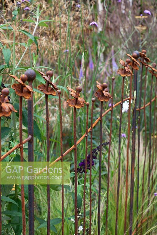 Garde-corps en métal décoratif formant une limite. 'The Fire Pit Garden' - Médaillé d'argent - RHS Hampton Court Flower Show 2010