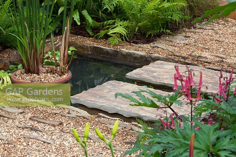 Petite piscine avec tremplins. 'The Yoga Garden' - Médaillé de bronze - RHS Hampton Court Flower Show 2010