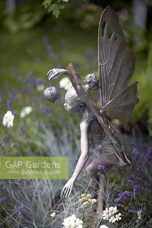 Sculpture de fée tenant cape groseille à maquereau. 'Le songe d'une nuit d'été' - Médaillé d'argent - RHS Hampton Court Flower Show 2010