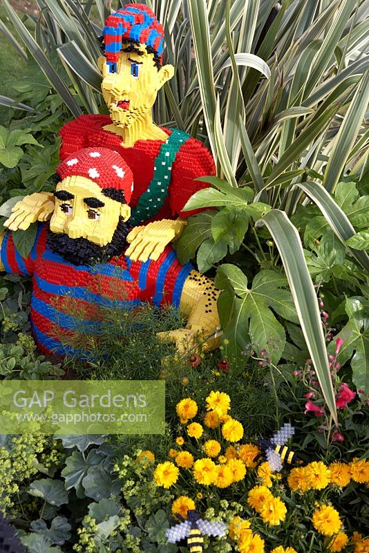 Figurines Lego dans un parterre de fleurs colorées - 'Le jardin d'atterrissage LEGOLAND Pirates', médaillé d'argent, RHS Hampton Court Flower Show 2010