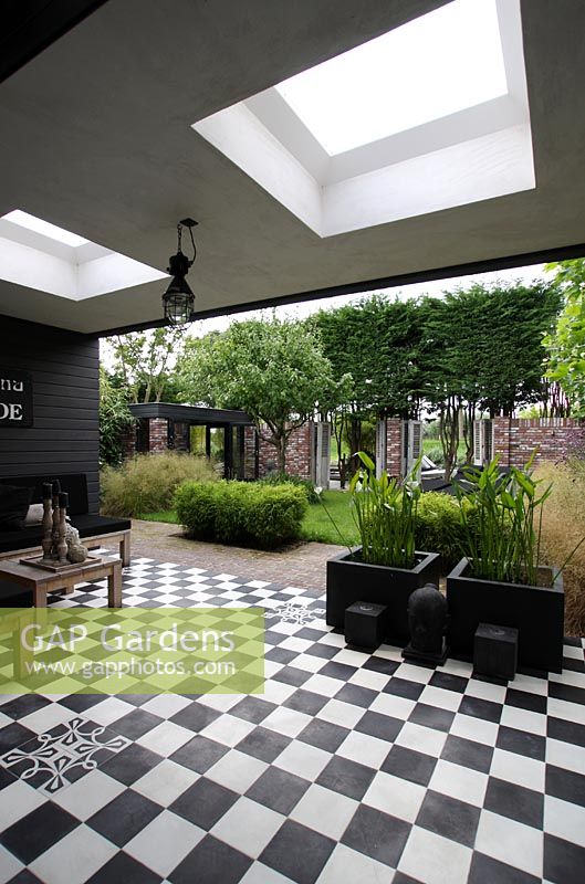 Carreaux à carreaux noir et blanc dans une 'salle de jardin' moderne - Hobrede, Hollande