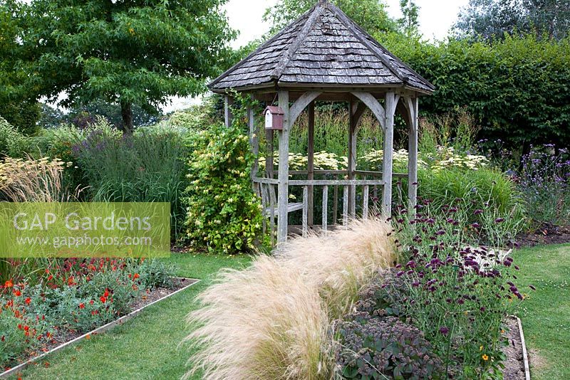 Parterres mixtes de style prarie fin d'été et gazebo en bois et jardin de campagne. Merriments, Sussex