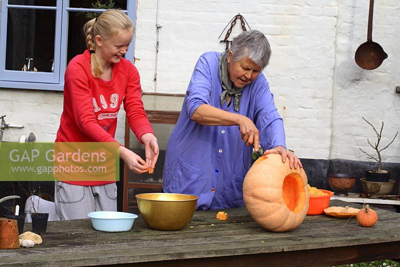 Leonie Woolhouse sculptant une citrouille pour Halloween avec sa petite-fille, Tabitha - The Old Sun House, Wymondham, Norfolk, NGS