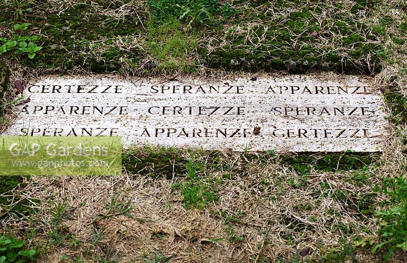 Inscription sur dalle en pelouse. Le champ. Il Bosco Della Ragnaia, San Giovanni D ' Asso, Toscane, Italie, octobre.
