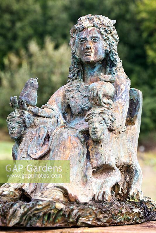 Sculpture de femme et créatures mythologiques. Le champ. Il Bosco Della Ragnaia, San Giovanni D ' Asso, Toscane, Italie, octobre.