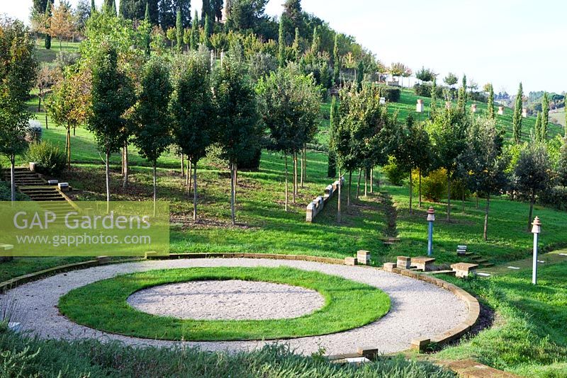 Cercles concentriques de gravier et surfaces gazonnées. Le champ. Il Bosco Della Ragnaia, San Giovanni D ' Asso, Toscane, Italie, octobre.