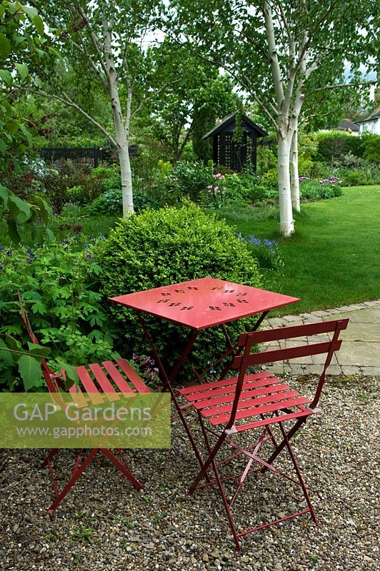 Table et chaises de style café dans un jardin ombragé isolé, plantation d'arbres Betula - La Maison Blanche, Keyworth, Nottinghamshire
