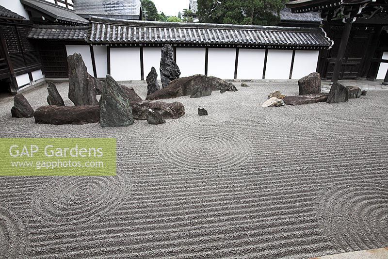 Un jardin karesansui, montrant quatre composites rocheux symbolisant les îles Elysées de l'est à l'ouest nommés Eiju, Horai, Koryo et Hojo, placé sur le sol de jardin de sable 'Hakkai', signifiant les huit mers agitées, conçu par Mirei Shigemori en 1939 - Tofuku-ji, Kyoto, Japon