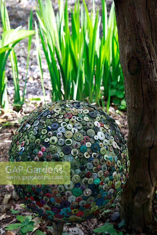 Boules de décoration en boutons dans le Jardin des sens - Zwartsluis, Hollande