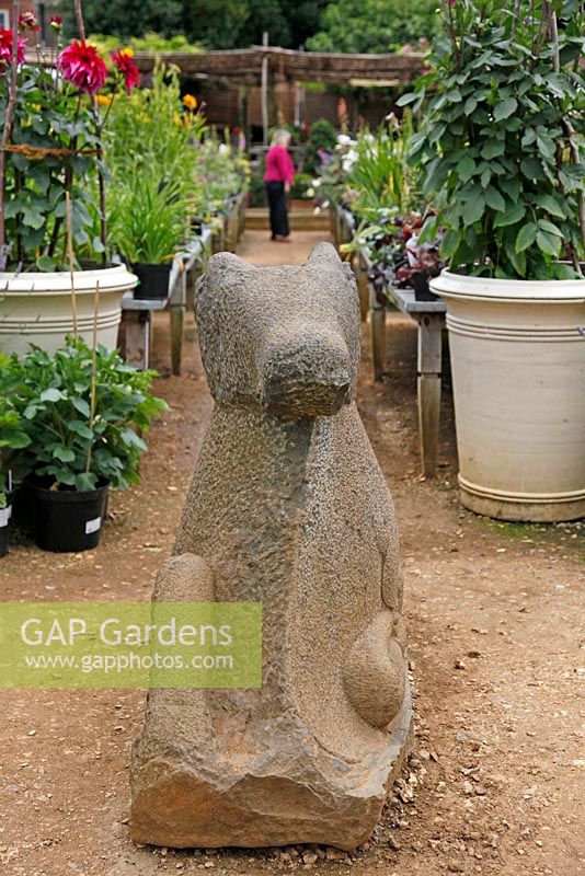 Statue en pierre et plantes à vendre à Petersham Nurseries, Richmond, Surrey
