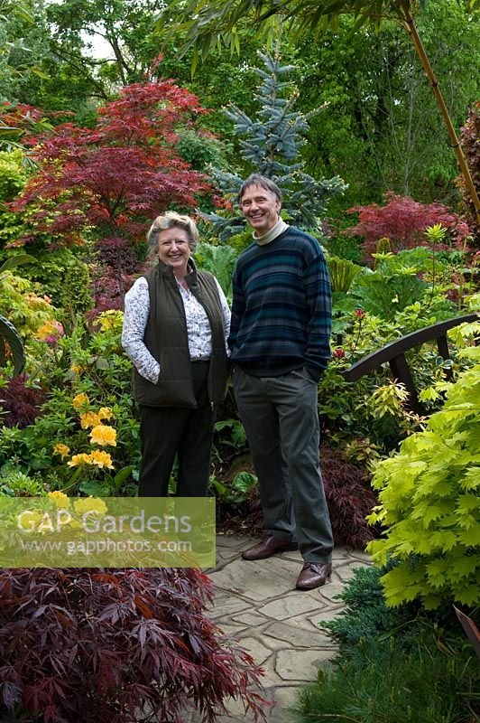Marie et Tony Newton dans leur jardin de style oriental à Walsall, Royaume-Uni