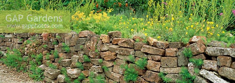 Un mur de soutènement en pierre sèche en briques recyclées