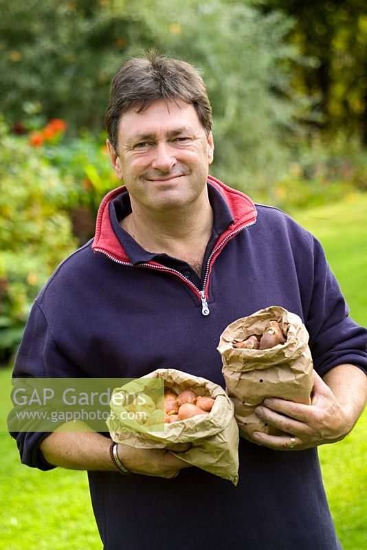 Alan Titchmarsh avec des paquets de bulbes prêts à planter