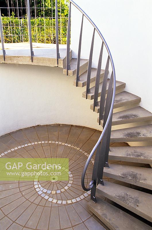 Escalier à Babel, conçu par des designers italiens - International Gardens Fetsival, Chaumont-sur-Loire, France 2004