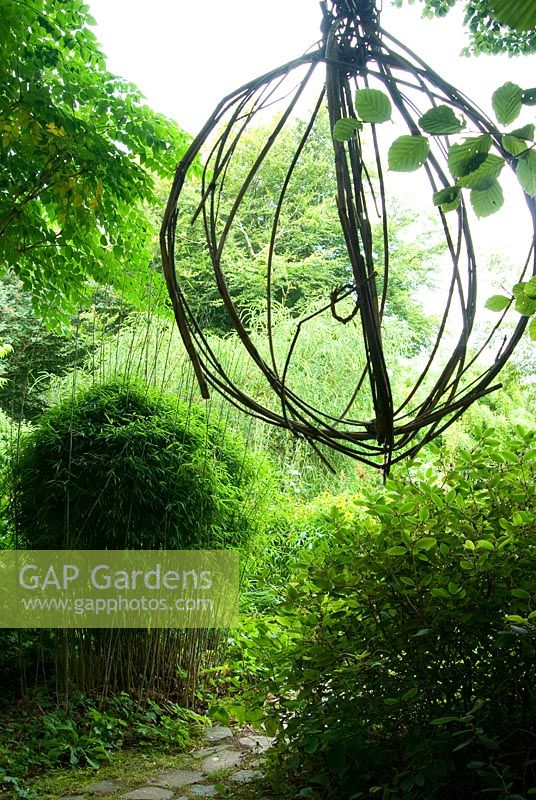Sphère suspendue de bambou et chaîne en métal - Pinsla Garden, Cardinham, Cornwall, UK