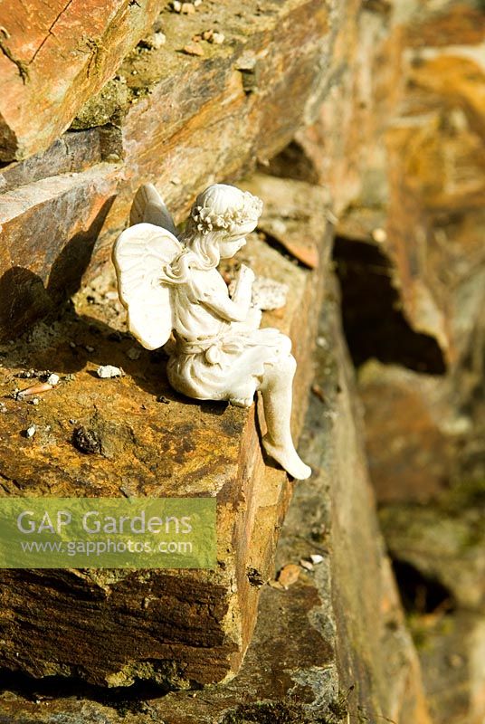 Figurine fée sur mur de granit - Jardin Pinsla, Cardinham, Cornwall