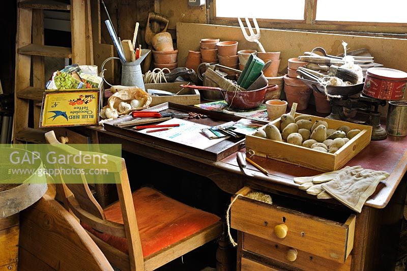 Bureau des jardiniers dans un grand cabanon avec des graines, des pommes de terre de semence et des articles de jardinage, Norfolk, Royaume-Uni, mars