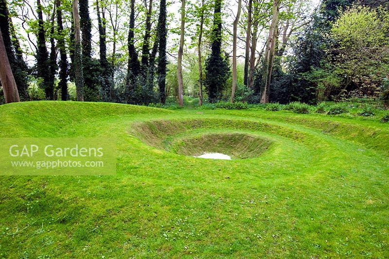 Terrain en gazon en spirale à Blakenham Woodland Garden, Suffolk
