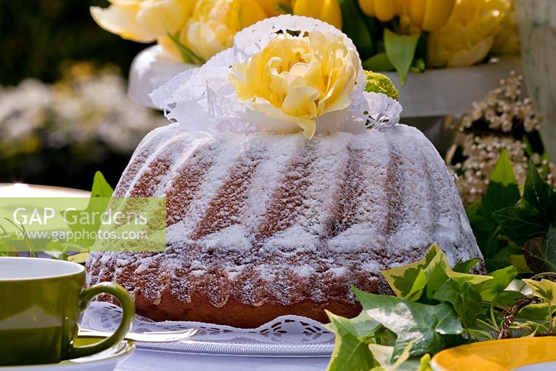 Gâteau Bundt décoré de fleurs et de lierre - Wintergarten, Allemagne