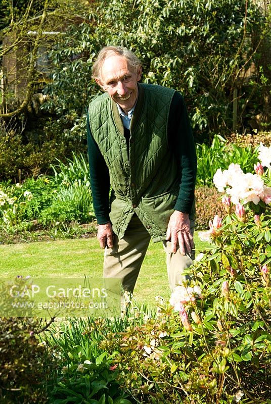 M. Kenneth Potts, créateur du jardin à Chiffchaffs, nr Bourton, Dorset, UK